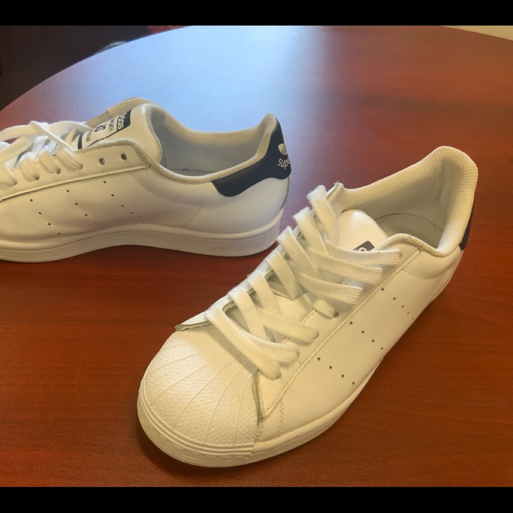 STAN SMITH ADIDAS - SIZE US 8 MEN’S WHITE AND NAVY BLUE STAN SMITH VS SUPERSTAR